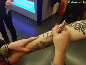 Unser Redakteur Marko bekam ein ganz besonderes Autogramm von Chibi (The Birthday Massacre)